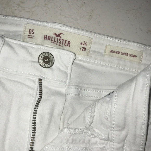 White ripped jeans from Hollister (used) - Picture 3 of 4
